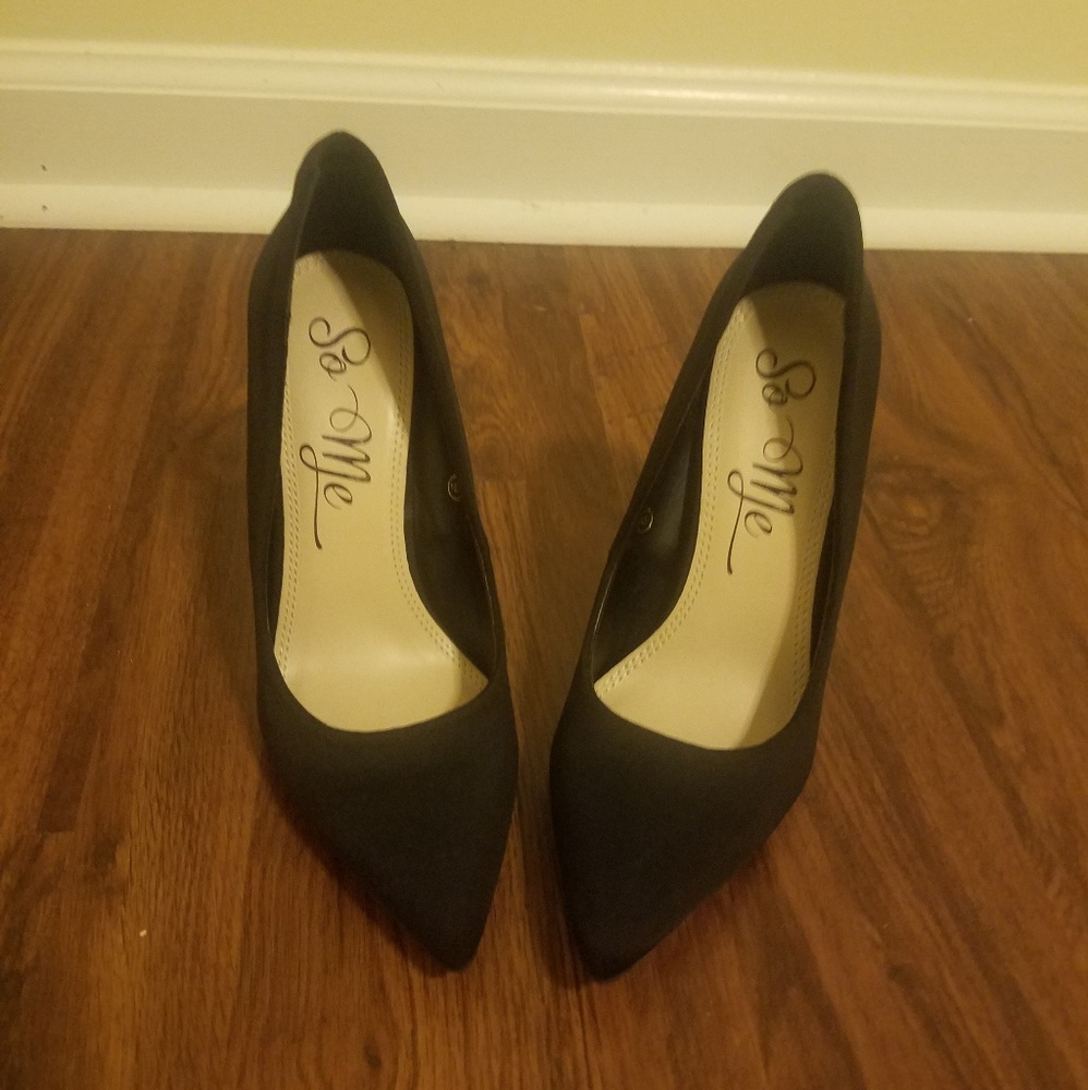 Black pumps